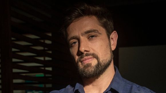 Rafael Cardoso irrita comunidade espírita por atitude em evento no RJ; equipe do ator de 'Além do Tempo' cita crise de pânico. Entenda!