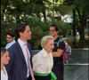 Carolina Herrera usou uma camisa branca de mangas três quartos, com uma calça preta wide leg super estilosa