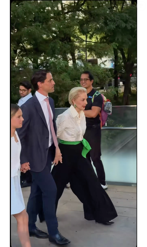 Carolina Herrera usou uma camisa branca de mangas três quartos, com uma calça preta wide leg super estilosa