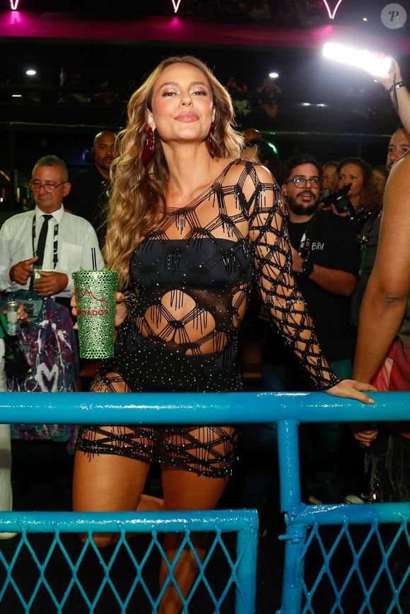 Falta pouco para despedida! Na Sapucaí, Paolla Oliveira alia cintura alta e vestido telado para look pré-desfile. Fotos