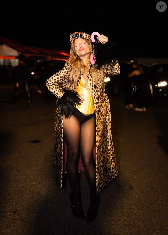 Cantora brasileira Luísa Sonza é 'presa' por Sabrina Carpenter em momento especial no palco