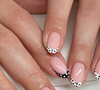 Bolinhas nas unhas é a tendência do momento