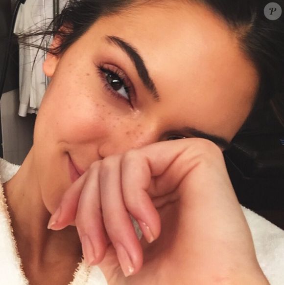 Por trás das superproduções de Kendall Jenner se escondem sardas muito charmosas