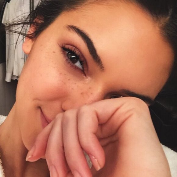 Por trás das superproduções de Kendall Jenner se escondem sardas muito charmosas