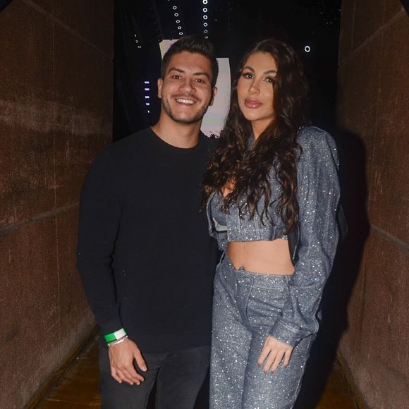 Arthur Aguiar e Jheny Santucci engataram o namoro em meados de 2023, ano no qual revelara a primeira gravidez do casal e se separaram. Na virada para 2024, retomaram a relação