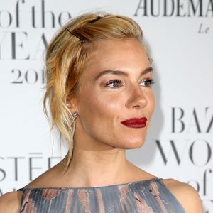 A atriz americana Sienna Miller mostra se orgulhar das sardas localizadas, principalmente, em seu nariz: mesmo com maquiagem, ela não esconde as marquinhas