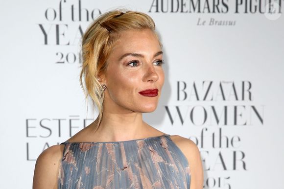 A atriz americana Sienna Miller mostra se orgulhar das sardas localizadas, principalmente, em seu nariz: mesmo com maquiagem, ela não esconde as marquinhas