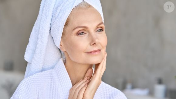 Dermatologista explica que, a diminuição da renovação celular e das funções da pele durante a menopausa pode levar à percepção de que tratamentos tópicos são menos eficazes.