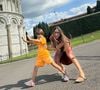 Patricia Abravanel brincou com o filho caçula, Senor, diante da Torre de Pisa, na Itália