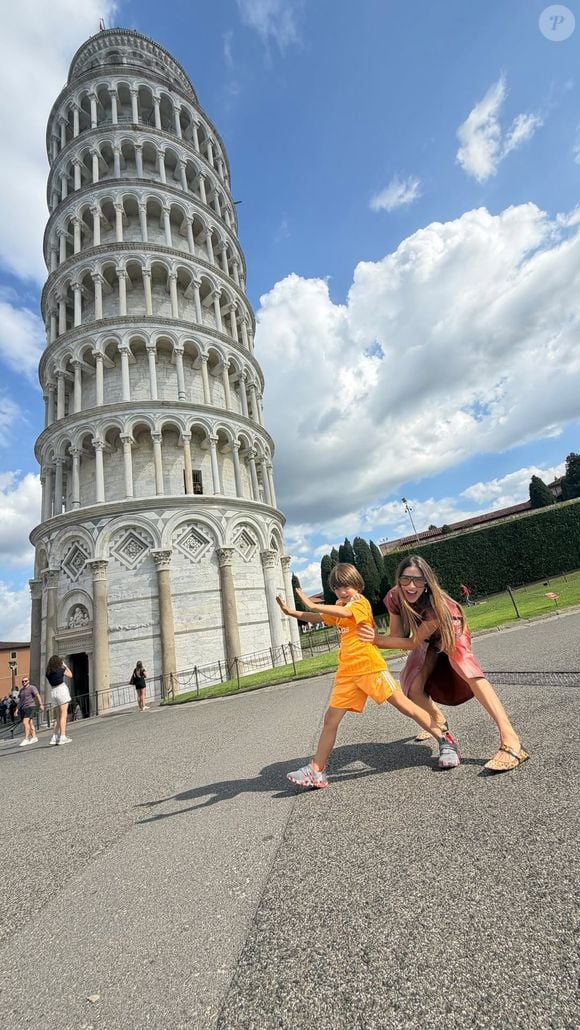 Patricia Abravanel brincou com o filho caçula, Senor, diante da Torre de Pisa, na Itália