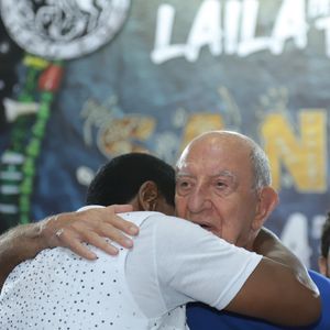 Neguinho da Beija-Flor chorou no último ensaio na quadra da Beija-Flor; ele se aposenta no carnaval 2025