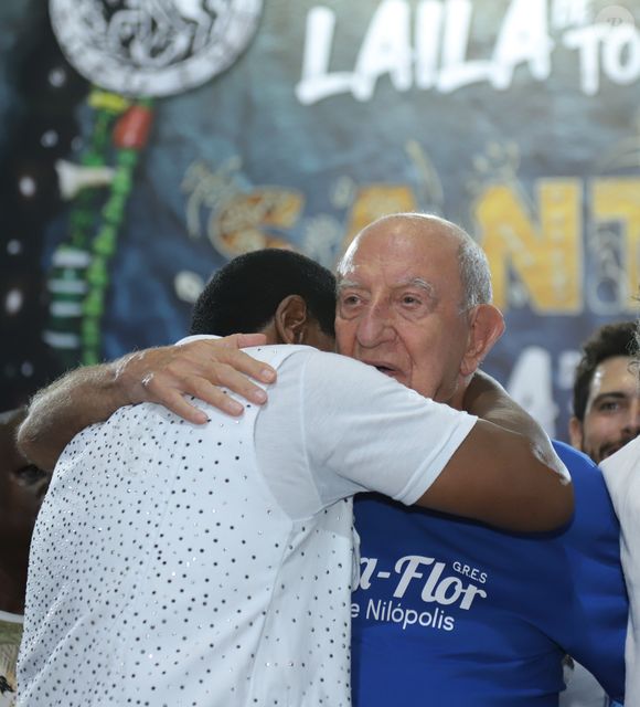 Neguinho da Beija-Flor chorou no último ensaio na quadra da Beija-Flor; ele se aposenta no carnaval 2025