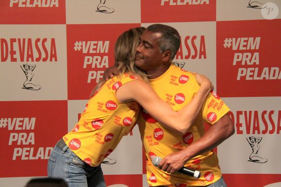 Grazi Massafera e Romário estrelaram campanha bem-humorada da Devassa