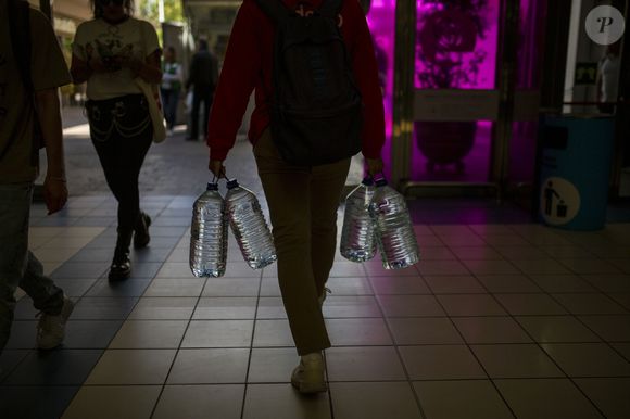 Correria e prateleiras vazias: imagens mostram o impacto imediato do apagão no comércio