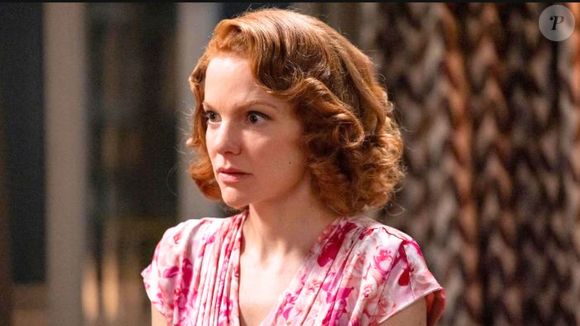 Teresa (Maria Eduarda de Carvalho) tem pesadelo e acorda ao lembrar do acidente da filha em 'Garota do Momento'