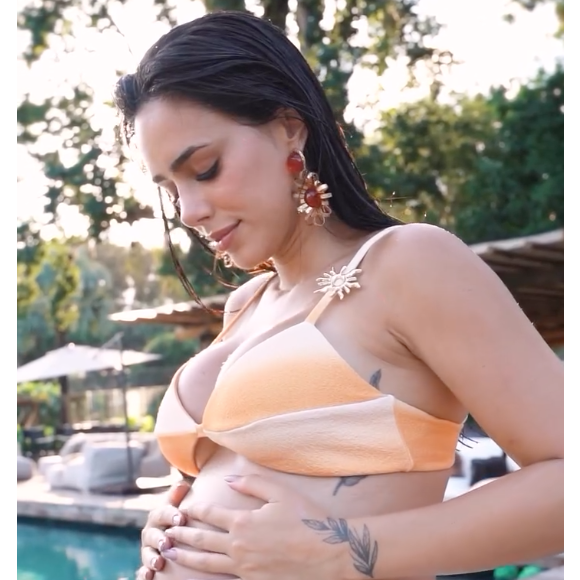 "Me conectando com a natureza, com o corpo, com o toque… Minhas curvas estão mudando", comentou a modelo no vídeo