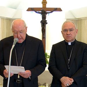 Vaticano, Itália: o cardeal Kevin Farrell, Camerlengo da Igreja Católica, anunciou a morte do Papa Francisco na Casa Santa Marta