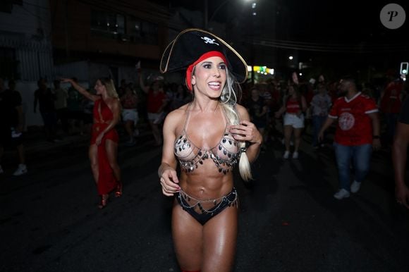 Mulher Melão foi fantasiada de pirata para o o ensaio de rua do Salgueiro rumo ao carnaval 2026