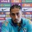 Jogador do Brasil na Copa 2026, Raphinha cortou relação com o próprio pai por conta de dinheiro? Polêmica envolve ainda mulher do jogador; entenda!