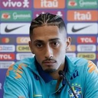 Jogador do Brasil na Copa 2026, Raphinha cortou relação com o próprio pai por conta de dinheiro? Polêmica envolve ainda mulher do jogador; entenda!