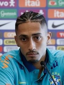 Jogador do Brasil na Copa 2026, Raphinha cortou relação com o próprio pai por conta de dinheiro? Polêmica envolve ainda mulher do jogador; entenda!