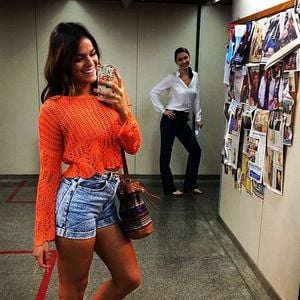Bruna Marquezine hoje não apenas veste moda, ela faz moda