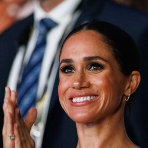 Meghan Markle agora está disposta à uma ideia de reaproximação, de acordo com uma fonte que relatou ao The Mirror.
