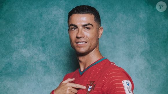 Cristiano Ronaldo segurou uma nécessaire de couro preto da Gucci durante a foto que revelou seu novo cabelo ruivo aos fãs