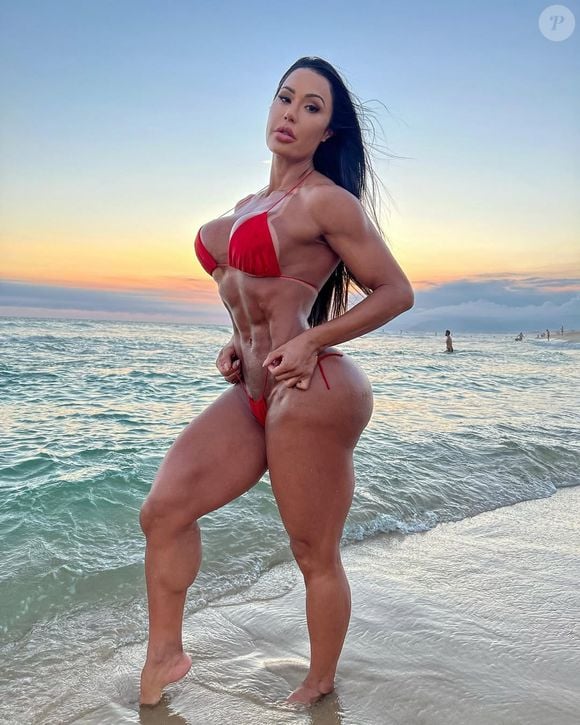 Com o corpo todo definido, o abdômen trincado de Gracyanne Barbosa é outro espetáculo à parte