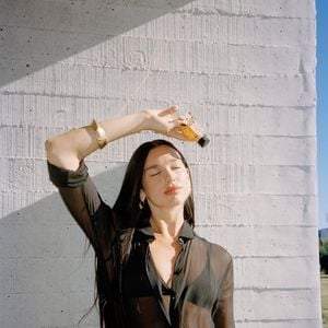 Âmbar não tem cheiro próprio, revela equipe da Aesop; na perfumaria, nota quente e sofisticada é criada a partir de “acordes” com ingredientes como baunilha