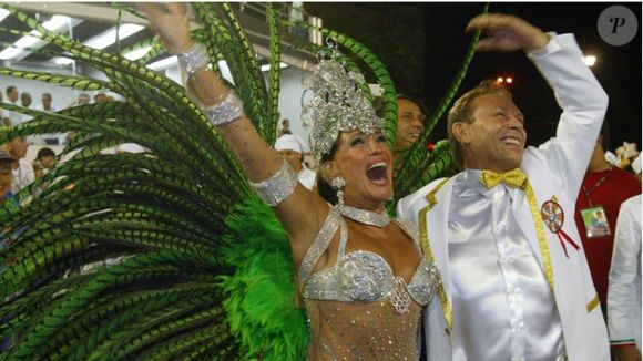 Em 'Senhora do Destino', Aguinaldo Silva criou um desfile em homenagem à Maria do Carmo (Susana Vieira)