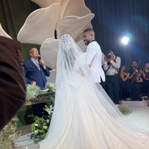 Emilly vestiu uma produção exclusiva e belíssima criada especialmente para o casamento