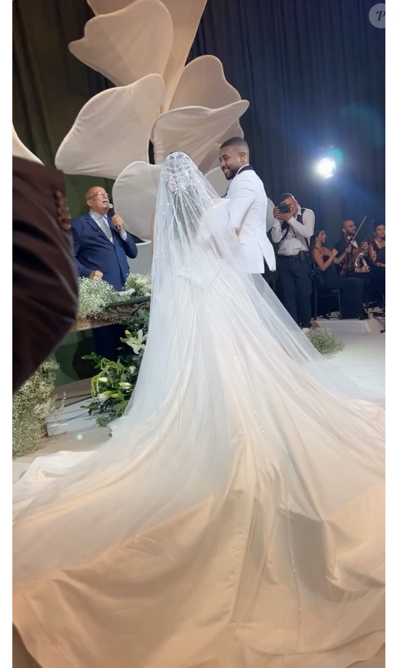 Emilly vestiu uma produção exclusiva e belíssima criada especialmente para o casamento