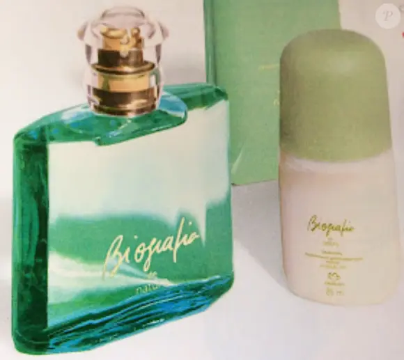 Lançado originalmente em 1996, o Biografia Feminino, da Natura, é uma deo colônia da família olfativa floral que combina notas frutadas, flores e acordes amadeirados, e continua disponível em 2026 na versão de 100 ml por R$ 209,90