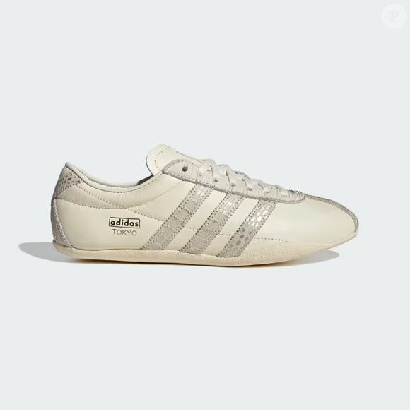 O Adidas Tokyo ganha destaque na cor que lembra creme de nata ou chantilly, uma tonalidade neutra que facilita a combinação com diferentes peças do guarda-roupa e reforça a proposta minimalista do modelo esportivo