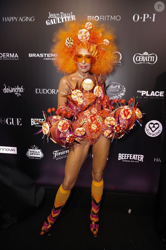 Carnaval com polêmica: Adriane Galisteu foi atacada por fantasia de beats no Baile da Vogue. 'Tudo por dinheiro e fama para não cair no ostracismo', disparou internauta