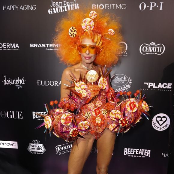 Carnaval com polêmica: Adriane Galisteu foi atacada por fantasia de beats no Baile da Vogue. 'Tudo por dinheiro e fama para não cair no ostracismo', disparou internauta