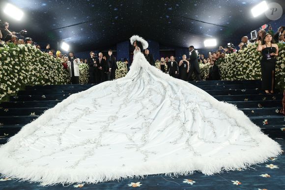Impacto à la Rihanna! Diana Ross roubou a cena no tapete do Met Gala 2025 com um look quilométrico, repleto de brilho, plumas e bordados