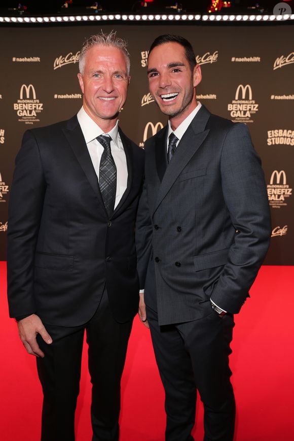 O ex-piloto da Fórmula 1 Ralf Schumacher disse 'sim' ao empresário Etienne Bousquet-Cassagne em uma cerimônia luxuosa na França. Segundo o MARCA, os bastidores do casamento serão exibidos na televisão alemã