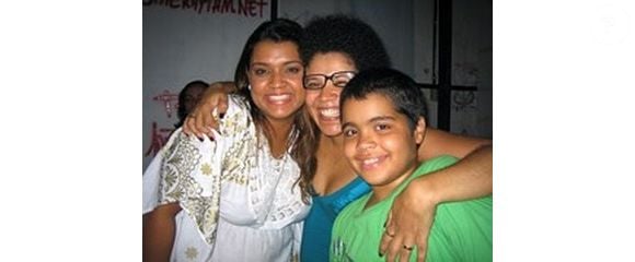 Em outra foto, Preta, que faria 51 anos nesta sexta-feira (08), aparece com o filho Francisco e a irmã Nara