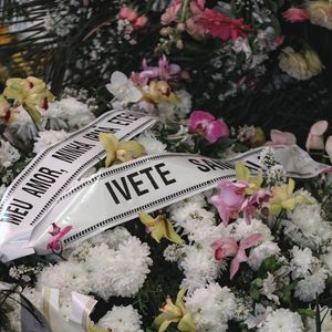 Coroa de flores no velório de Preta Gil.