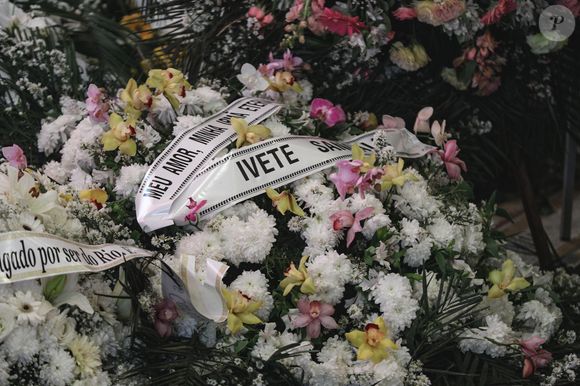 Coroa de flores no velório de Preta Gil.