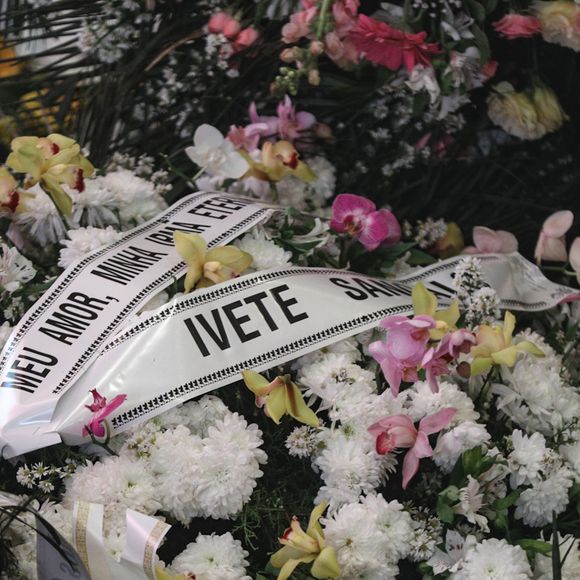 Coroa de flores no velório de Preta Gil.