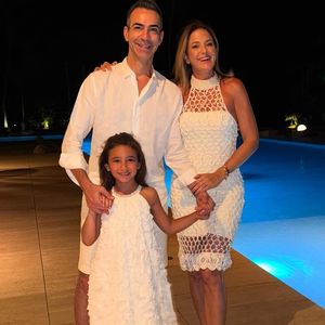 César Tralli está acompanhado de Tici, sua esposa, além da filha do casal, Manuella (5 anos).