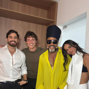 Os dois foram flagrados em pagodes, praias, rodas de samba e festas locais, circulando pelo País como se fugissem da agenda global de celebridades para simplesmente... viver a cultura brasileira