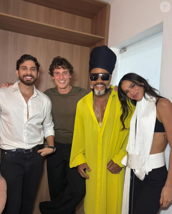 Os dois foram flagrados em pagodes, praias, rodas de samba e festas locais, circulando pelo País como se fugissem da agenda global de celebridades para simplesmente... viver a cultura brasileira