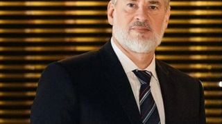 Sem saída! Ademir procura Suely antes de julgamento, faz proposta absurda, parte para cima de Pedro e se dá mal em 'Quem Ama Cuida'