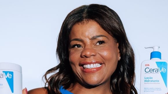 'O importante é eu estar hidratada e bem comigo mesma': descobrimos com Tati Quebra Barraco o segredo do seu skincare aos 46 anos; funkeira aposta em 'pancadão' de etapas e relembra truque de infância