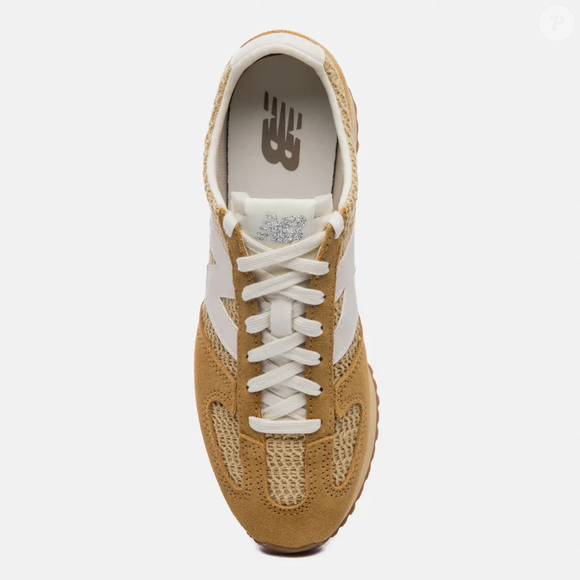O tom bege dourado, que lembra o tradicional biscoito da embalagem amarela, se torna o grande diferencial fashion do modelo