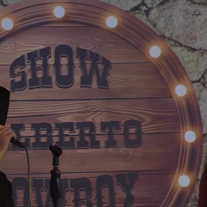 Na Festa do Líder, Alberto Cowboy resolve cantar em área preparada pela produção e é detonado na web: 'Desafinado'